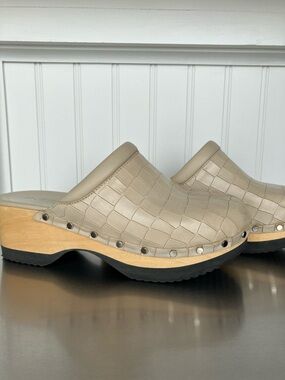 M.Gemi Croc Embossed Leather Clogs Beige Wood Platform Studded EU 37.5 US 7